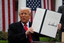 Americk&yacute; prezident Donald Trump drž&iacute; podp&iacute;san&yacute; v&yacute;nos o cl&aacute;ch. FOTO: Reuters