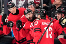 Kanadsk&yacute; hr&aacute;č Sam Reinhart (13) oslavuje so spoluhr&aacute;čmi po tom, ako strelil &uacute;vodn&yacute; g&oacute;l v z&aacute;pase semifin&aacute;le Kanada - F&iacute;nsko. FOTO: TASR/AP