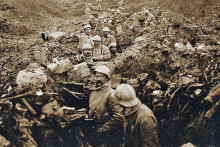 Franc&uacute;zski vojaci v z&aacute;kope počas bitky pri Verdune v roku 1916.