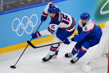 Sprava Luk&aacute;&scaron; Cingel (Slovensko) a Noah Hanifin (USA) bojuj&uacute; o puk v semifin&aacute;lovom z&aacute;pase v ľadovom hokeji USA - Slovensko na zimn&yacute;ch olympijsk&yacute;ch hr&aacute;ch 2026 v Mil&aacute;ne. FOTO: TASR/Jaroslav Nov&aacute;k