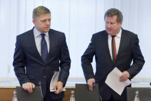 Na arch&iacute;vnej sn&iacute;mke z roku 2013 premi&eacute;r Robert Fico a &scaron;&eacute;f regul&aacute;tora Jozef Holjenč&iacute;k. Aktu&aacute;lne obaja hľadaj&uacute; rie&scaron;enie vysok&yacute;ch cien elektriny na p&ocirc;de Bruselu.
FOTO: TASR/ P. Neubauer