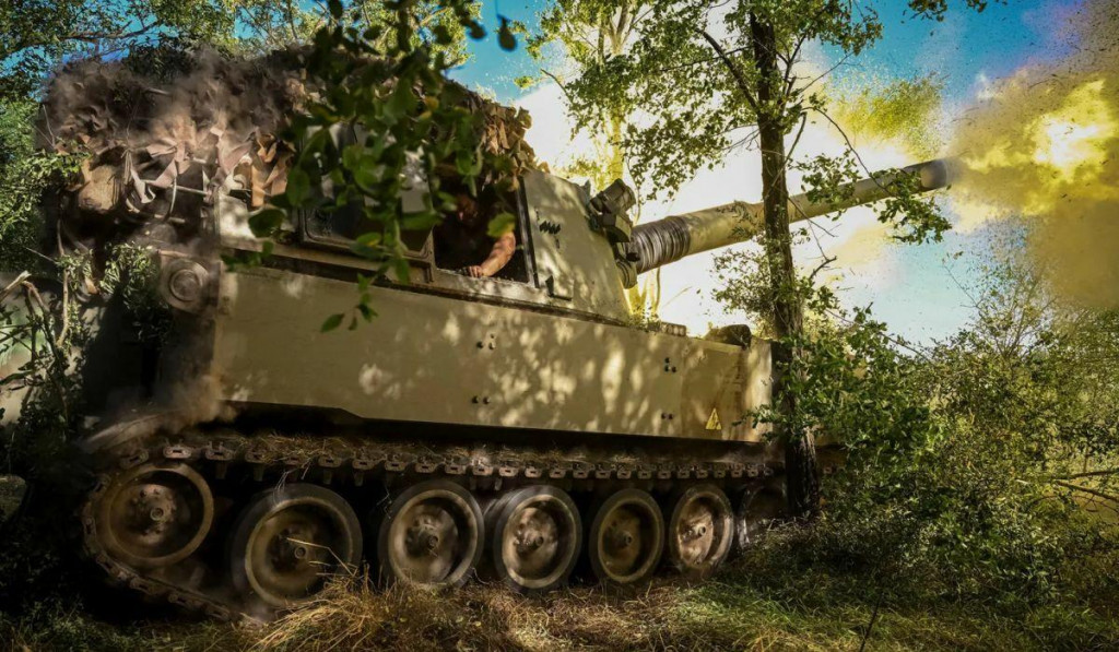 Ukrajinsk&iacute; vojaci strieľaj&uacute; zo samohybnej h&uacute;fnice M109. FOTO: Reuters