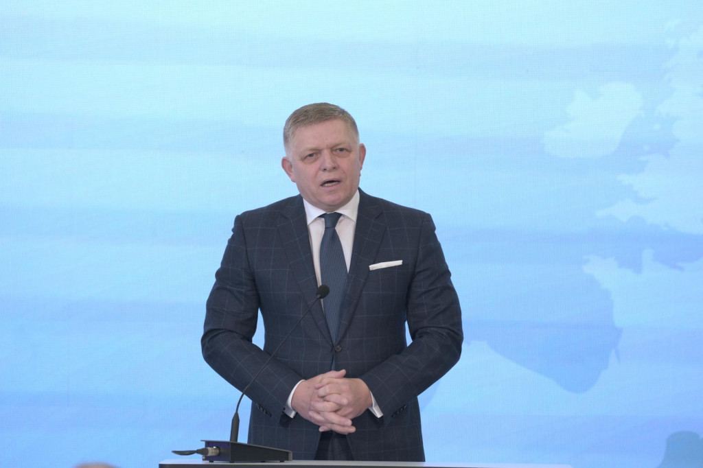 Predseda vl&aacute;dy Robert Fico minul&yacute; t&yacute;ždeň rie&scaron;il kr&iacute;zov&uacute; situ&aacute;ciu v z&aacute;sobovan&iacute; Slovenska ropou aj s&uacute;visiacu kr&iacute;zov&uacute; komunik&aacute;ciu. FOTO: TASR/ M. Herc