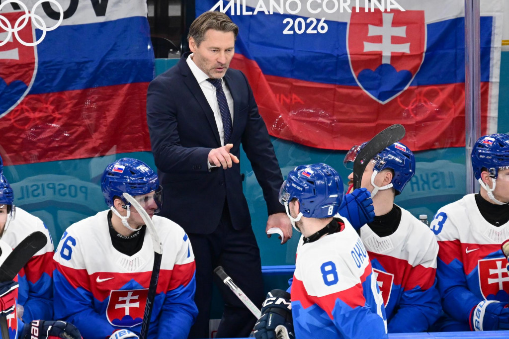 Na sn&iacute;mke zľava Martin Posp&iacute;&scaron;il, hlavn&yacute; tr&eacute;ner Vladim&iacute;r Orsz&aacute;gh a Oliver Okuliar reaguj&uacute; vo &scaron;tvrťfin&aacute;lovom z&aacute;pase Nemecko - Slovensko na zimn&yacute;ch olympijsk&yacute;ch hr&aacute;ch 2026 v Mil&aacute;ne. FOTO: TASR/Jaroslav Nov&aacute;k