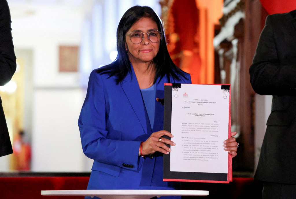 Dočasn&aacute; prezidentka Venezuely Delcy Rodriguezov&aacute; drž&iacute; v ruke text z&aacute;kona o amnestii. FOTO: Reuters