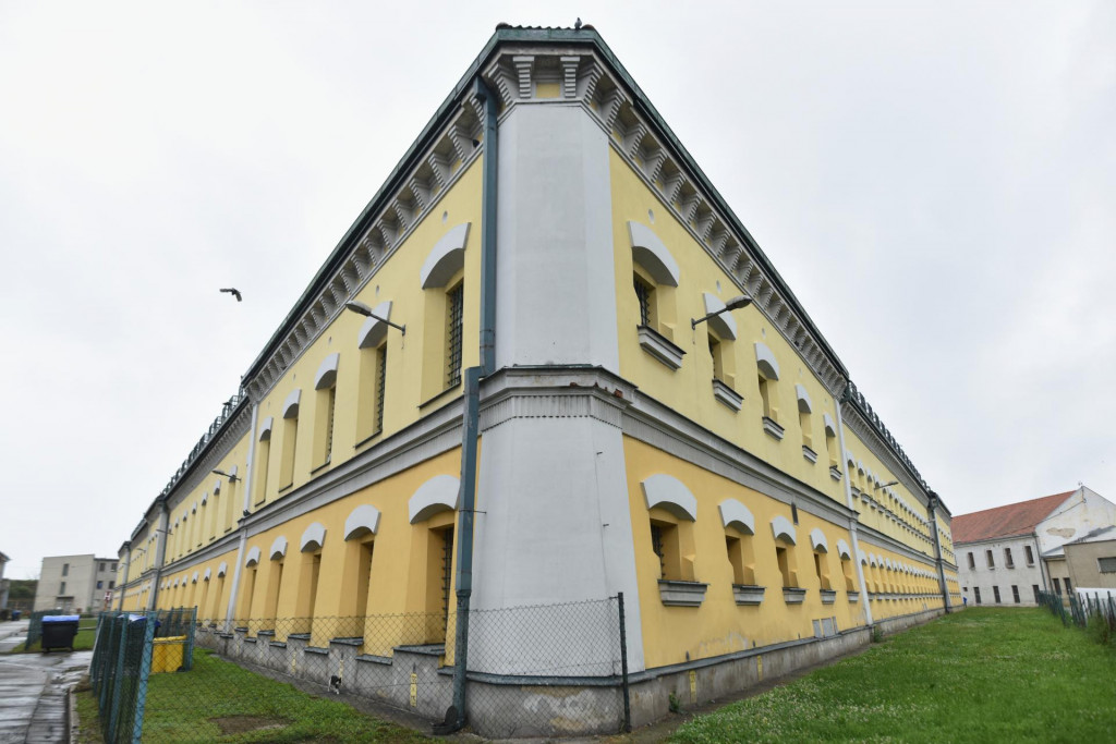 Na sn&iacute;mke budova &Uacute;stavu na v&yacute;kon trestu odňatia slobody a &Uacute;stavu na v&yacute;kon v&auml;zby v Leopoldove. FOTO: TASR/Luk&aacute;&scaron; Grinaj