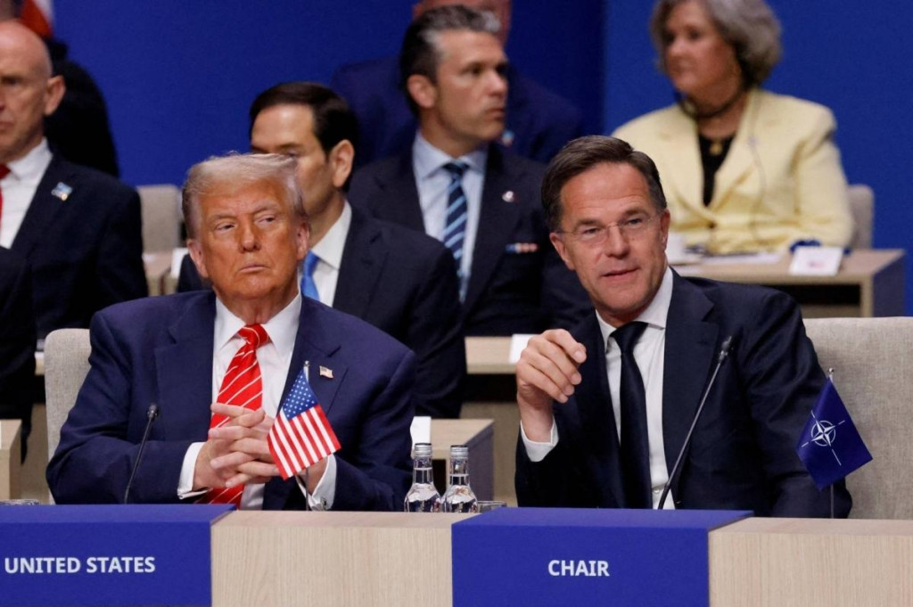 Americk&yacute; prezident Donald Trump a gener&aacute;lny tajomn&iacute;k NATO Mark Rutte diskutovali na samite Aliancie vlani v Haagu aj o zv&yacute;&scaron;en&iacute; v&yacute;davkov na obranu. FOTO: REUTERS