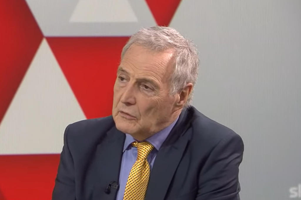 Na sn&iacute;mke britsk&yacute; analytik Michael Clarke. FOTO: YouTube/Sky News