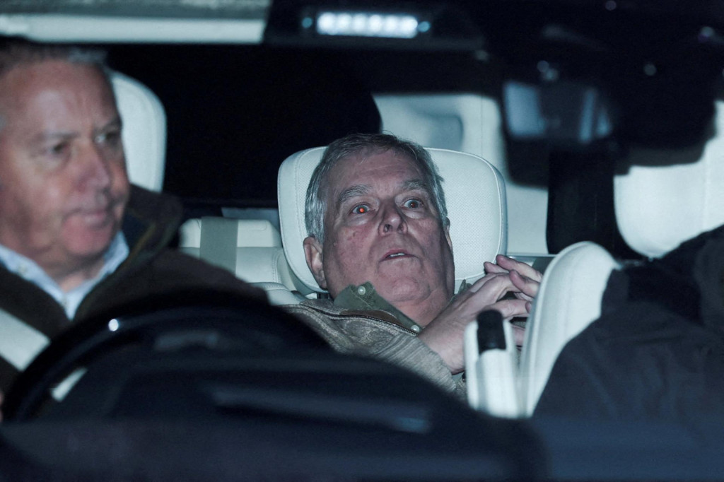 Andrew Mountbatten Windsor, mlad&scaron;&iacute; brat britsk&eacute;ho kr&aacute;ľa Karola, op&uacute;&scaron;ťa policajn&uacute; stanicu v Aylshame. FOTO: Reuters