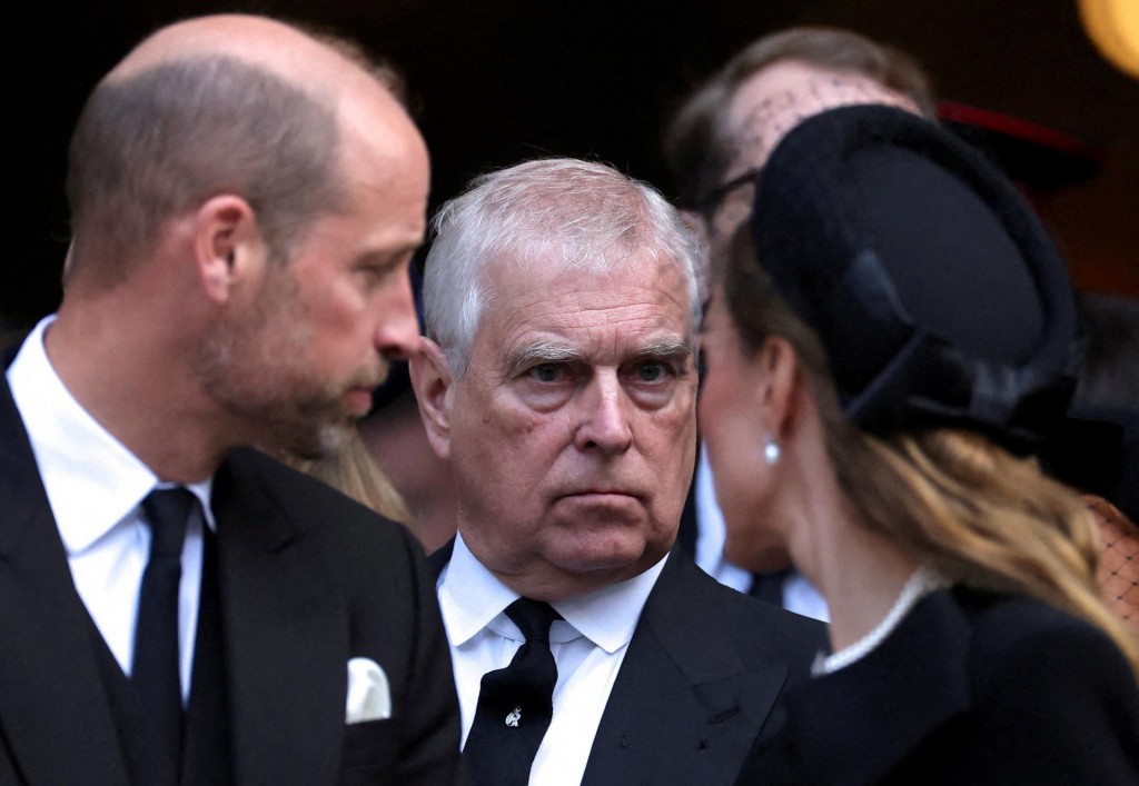 Britsk&yacute; princ Andrew stoj&iacute; vedľa princa Williama a jeho manželky Catherine, princeznej z Walesu. FOTO: Reuters
