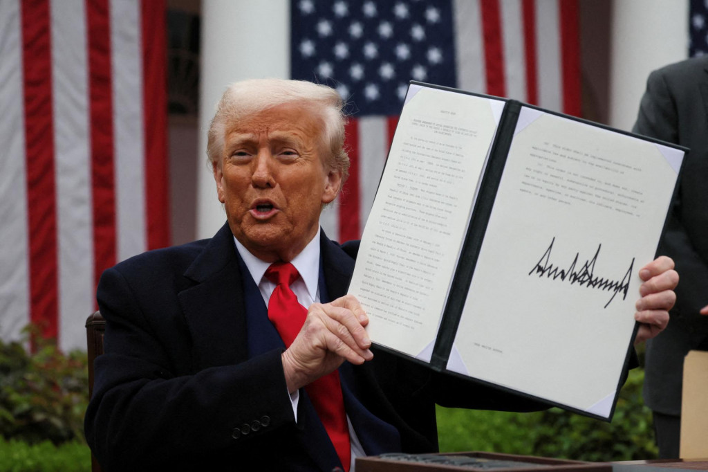 Americk&yacute; prezident Donald Trump drž&iacute; podp&iacute;san&yacute; v&yacute;nos o cl&aacute;ch. FOTO: Reuters