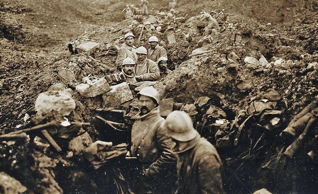 Franc&uacute;zski vojaci v z&aacute;kope počas bitky pri Verdune v roku 1916.
