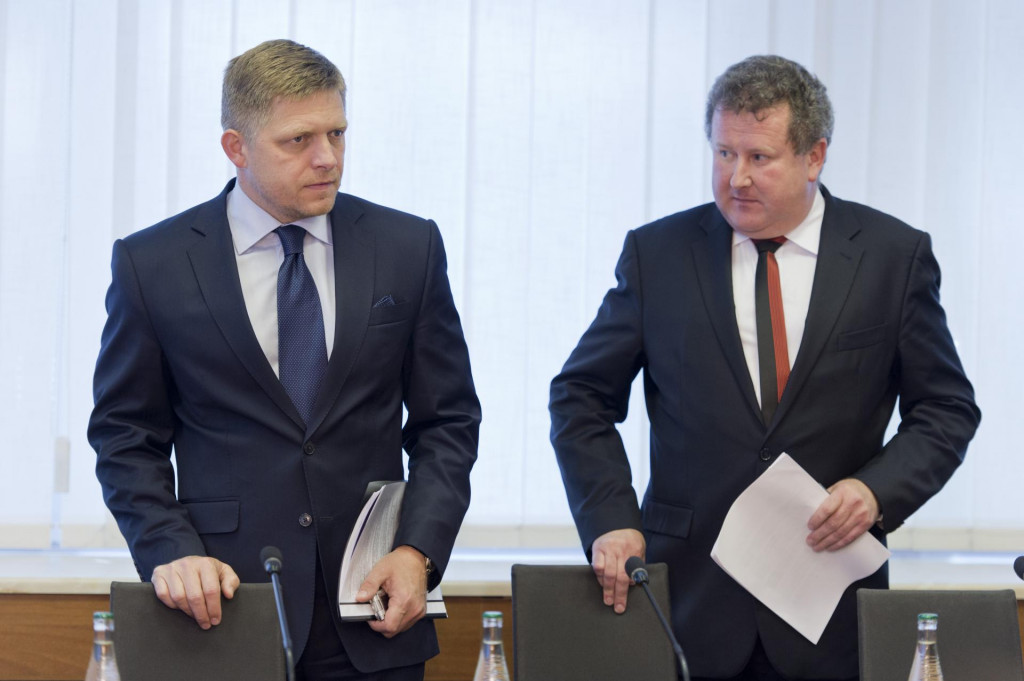 Na arch&iacute;vnej sn&iacute;mke z roku 2013 premi&eacute;r Robert Fico a &scaron;&eacute;f regul&aacute;tora Jozef Holjenč&iacute;k. Aktu&aacute;lne obaja hľadaj&uacute; rie&scaron;enie vysok&yacute;ch cien elektriny na p&ocirc;de Bruselu.
FOTO: TASR/ P. Neubauer