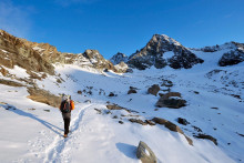 Na arch&iacute;vnej sn&iacute;mke horolezec na ceste ku kr&iacute;žu na vrchole hory Grossglockner v Rak&uacute;sku. FOTO: TASR/AP