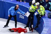 Kamila Sellierov&aacute; z Poľska s lek&aacute;rskym person&aacute;lom po zranen&iacute; počas &scaron;tvrťfin&aacute;le behu na 1500 m. FOTO: Reuters
