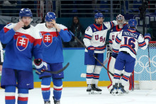 Noah Hanifin, Vincent Trocheck a Connor Hellebuyck zo Spojen&yacute;ch &scaron;t&aacute;tov oslavuj&uacute; po z&aacute;pase. FOTO: Reuters