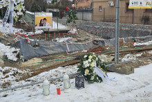 Sviečky kvety s&uacute; položen&eacute; pred pozemkom, kde vznik&aacute; Pam&auml;tn&iacute;k slobody slova na pamiatku zavražden&eacute;ho novin&aacute;ra J&aacute;na Kuciaka a jeho sn&uacute;benice Martiny Ku&scaron;n&iacute;rovej v obci Veľk&aacute; Mača. FOTO: TASR/Krist&yacute;na Pe&scaron;tov&aacute;