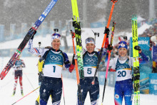 Zlat&aacute; medailistka Oceane Michelonov&aacute; z Franc&uacute;zska oslavuje po v&iacute;ťazstve so striebornou medailistkou Juliou Simonovou z Franc&uacute;zska a bronzovou medailistkou Terezou Voborn&iacute;kovou. FOTO: Reuters
