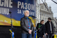 Česk&yacute; prezident Petr Pavel na zhromažden&iacute; na Staromestskom n&aacute;mest&iacute; v Prahe, kde si ľudia pripomenuli &scaron;tvrt&eacute; v&yacute;ročie ruskej inv&aacute;zie na Ukrajinu. Praha. FOTO/TASR - Barbora Vizv&aacute;ryov&aacute;