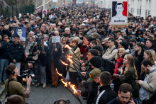 Ľudia držia zap&aacute;len&eacute; pochodne počas pochodu v  Lyone na pamiatku Quentina Deranquea, mlad&eacute;ho krajne pravicov&eacute;ho aktivistu. FOTO: Reuters