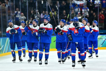 Hr&aacute;či Slovenska ďakuj&uacute; fan&uacute;&scaron;ikom po z&aacute;pase. FOTO: Reuters