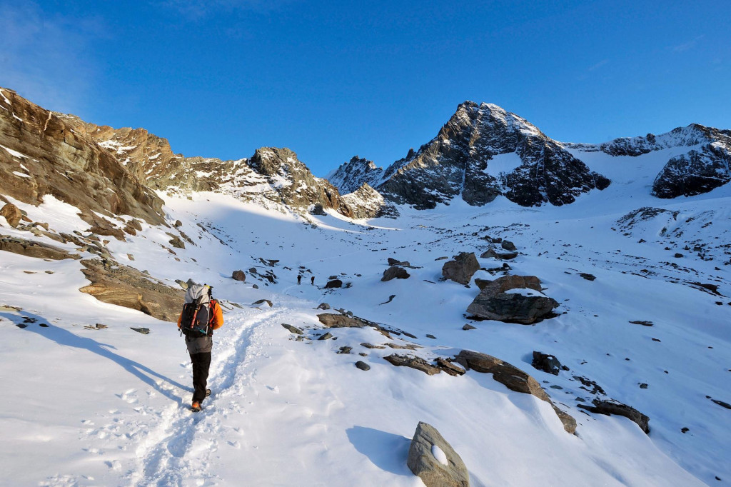 Na arch&iacute;vnej sn&iacute;mke horolezec na ceste ku kr&iacute;žu na vrchole hory Grossglockner v Rak&uacute;sku. FOTO: TASR/AP