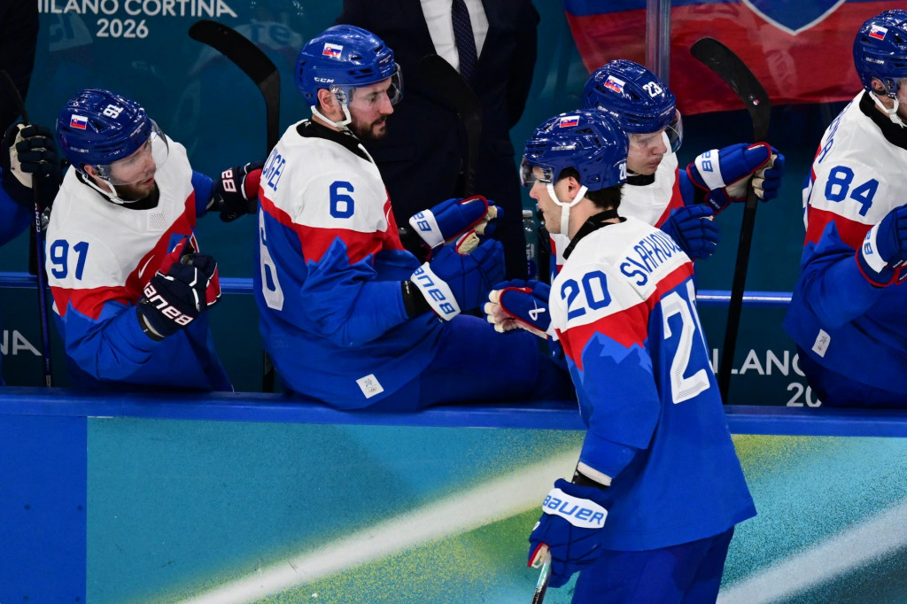 Slovensk&iacute; hokejisti zľava Tom&aacute;&scaron; Sukeľ, Luk&aacute;&scaron; Cingel, Adam Li&scaron;ka a Pavol Regenda v semifin&aacute;lovom z&aacute;pase USA - Slovensko. FOTO: TASR/Jaroslav Nov&aacute;k
