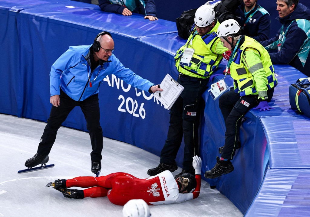 Kamila Sellierov&aacute; z Poľska s lek&aacute;rskym person&aacute;lom po zranen&iacute; počas &scaron;tvrťfin&aacute;le behu na 1500 m. FOTO: Reuters