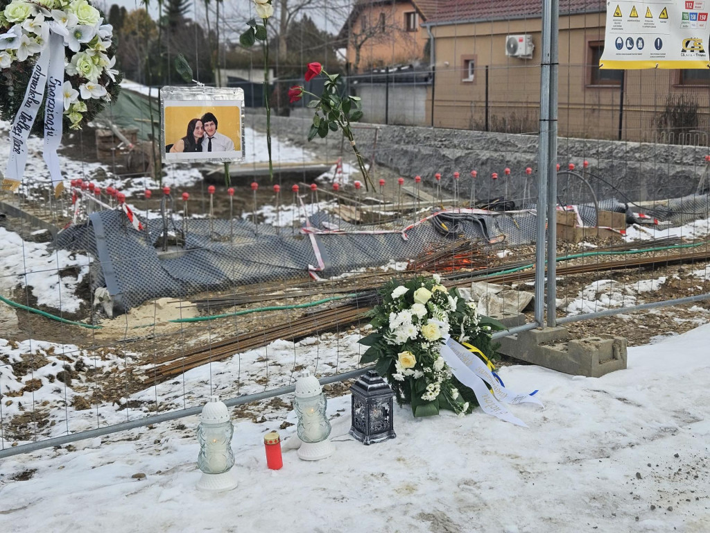 Sviečky kvety s&uacute; položen&eacute; pred pozemkom, kde vznik&aacute; Pam&auml;tn&iacute;k slobody slova na pamiatku zavražden&eacute;ho novin&aacute;ra J&aacute;na Kuciaka a jeho sn&uacute;benice Martiny Ku&scaron;n&iacute;rovej v obci Veľk&aacute; Mača. FOTO: TASR/Krist&yacute;na Pe&scaron;tov&aacute;