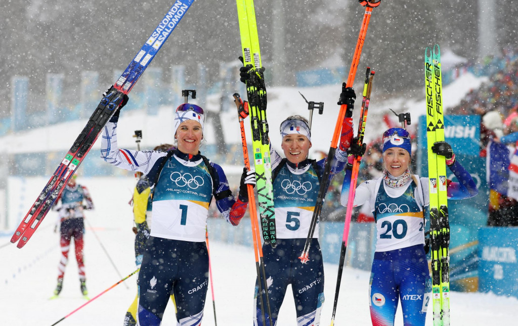 Zlat&aacute; medailistka Oceane Michelonov&aacute; z Franc&uacute;zska oslavuje po v&iacute;ťazstve so striebornou medailistkou Juliou Simonovou z Franc&uacute;zska a bronzovou medailistkou Terezou Voborn&iacute;kovou. FOTO: Reuters
