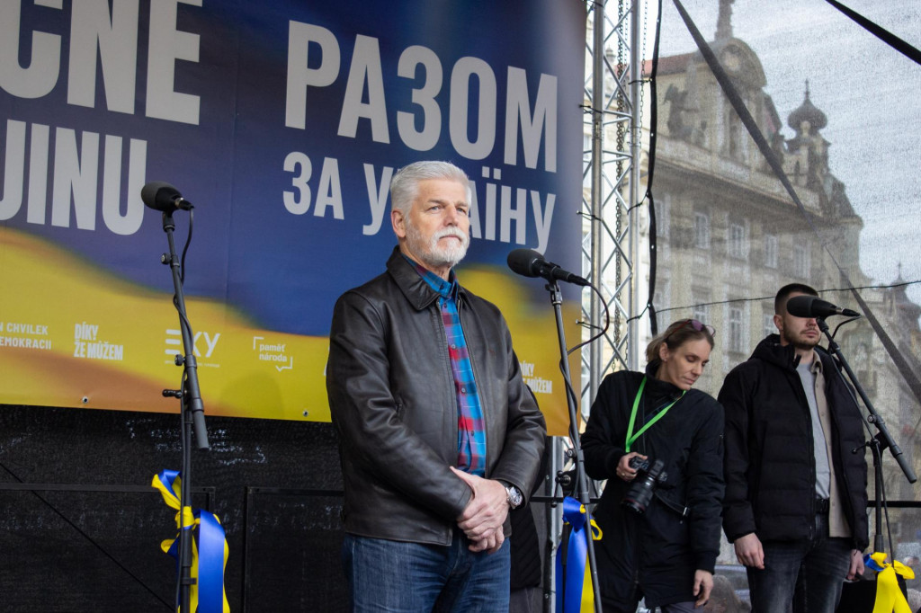 Česk&yacute; prezident Petr Pavel na zhromažden&iacute; na Staromestskom n&aacute;mest&iacute; v Prahe, kde si ľudia pripomenuli &scaron;tvrt&eacute; v&yacute;ročie ruskej inv&aacute;zie na Ukrajinu. Praha. FOTO/TASR - Barbora Vizv&aacute;ryov&aacute;