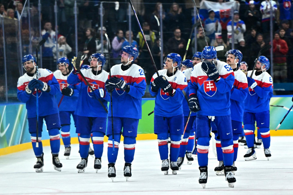 Hr&aacute;či Slovenska ďakuj&uacute; fan&uacute;&scaron;ikom po z&aacute;pase. FOTO: Reuters