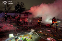 Hasiči hasia požiar po ruskom leteckom &uacute;toku v Kyjeve. FOTO: TASR/AP