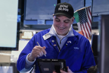 Burzov&yacute; makl&eacute;r Chris Lagana m&aacute; &scaron;iltovku s n&aacute;pisom Dow 50,000 na burze v New Yorku. FOTO TASR/AP
