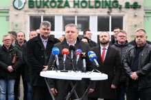 Starosta obce Nižn&yacute; Hru&scaron;ov a predseda Združenia miest a obc&iacute; Vranovsk&eacute;ho regi&oacute;nu J&aacute;n Fenč&aacute;k počas tlačovej konferencie pred hlavnou br&aacute;nou do b&yacute;val&eacute;ho are&aacute;lu Buk&oacute;za Holding v obci Hencovce v okrese Vranov nad Topľou. FOTO: TASR/Roman Hanc