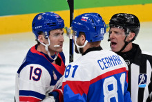 Sprava Erik Čern&aacute;k (Slovensko) a Matthew Tkachuk (USA) v slovnej v&yacute;mene v semifin&aacute;lovom z&aacute;pase v ľadovom hokeji USA - Slovensko na zimn&yacute;ch olympijsk&yacute;ch hr&aacute;ch 2026 v Mil&aacute;ne. FOTO: TASR/Jaroslav Nov&aacute;k