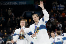 Bronzov&iacute; medailisti Anton Lundell z F&iacute;nska a Niko Mikkola z F&iacute;nska oslavuj&uacute; počas sl&aacute;vnostn&eacute;ho odovzd&aacute;vania bronzov&yacute;ch medail&iacute;. FOTO: Reuters