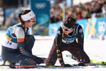 Katharina Hennig Dotzlerov&aacute; (vpravo) a Darja Neprjajevov&aacute; v cieli olympijsk&eacute;ho hromadn&eacute;ho z&aacute;vodu na 50 kilometrov.