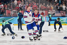 Brady Tkachuk a Matthew Tkachuk zo Spojen&yacute;ch &scaron;t&aacute;tov oslavuj&uacute; po tom, čo Jack Hughes strelil svoj druh&yacute; g&oacute;l v predĺžen&iacute; a z&iacute;skal tak zlato pre USA. FOTO: Reuters