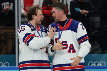Zlat&iacute; medailisti Charlie McAvoy zo Spojen&yacute;ch &scaron;t&aacute;tov a Brock Nelson zo Spojen&yacute;ch &scaron;t&aacute;tov. FOTO: Reuters