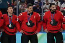 Strieborn&iacute; medailisti Brad Marchand z Kanady, Sidney Crosby z Kanady a Drew Doughty z Kanady počas sl&aacute;vnostn&eacute;ho odovzd&aacute;vania v&iacute;ťazn&yacute;ch medail&iacute;. FOTO: Reuters