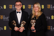 Paul Thomas Anderson a producentka Sara Murphy p&oacute;zuj&uacute; s cenou BAFTA za najlep&scaron;iu r&eacute;žiu, cenou za adaptovan&yacute; scen&aacute;r a cenou za kameru za film &bdquo;One Battle After Another&ldquo;. FOTO: Reuters