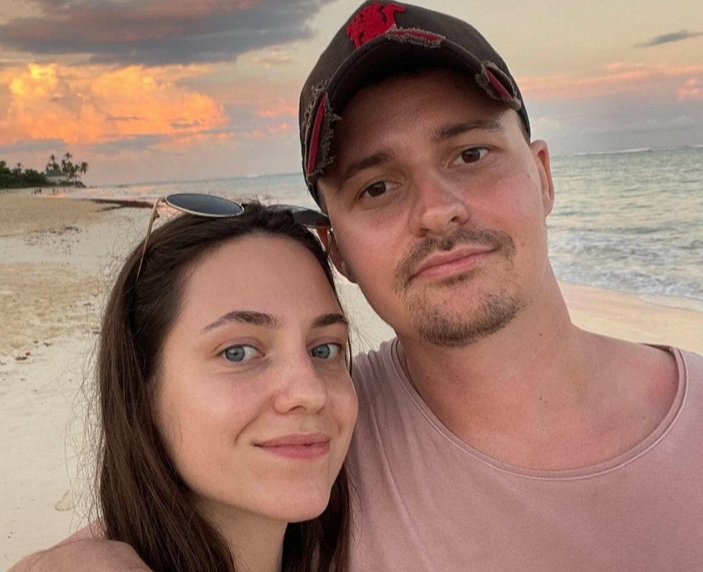 R&aacute;chel s manželom.