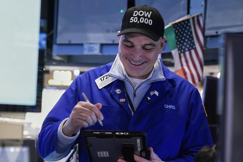 Burzov&yacute; makl&eacute;r Chris Lagana m&aacute; &scaron;iltovku s n&aacute;pisom Dow 50,000 na burze v New Yorku. FOTO TASR/AP