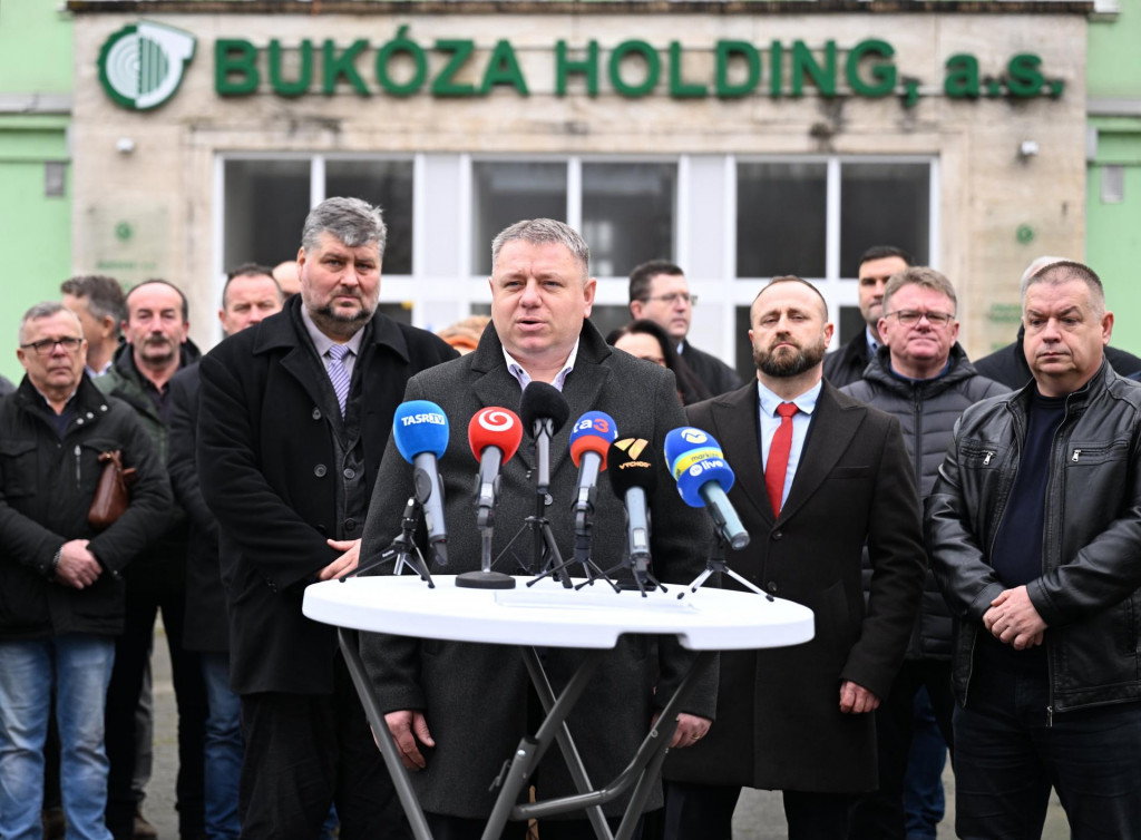 Starosta obce Nižn&yacute; Hru&scaron;ov a predseda Združenia miest a obc&iacute; Vranovsk&eacute;ho regi&oacute;nu J&aacute;n Fenč&aacute;k počas tlačovej konferencie pred hlavnou br&aacute;nou do b&yacute;val&eacute;ho are&aacute;lu Buk&oacute;za Holding v obci Hencovce v okrese Vranov nad Topľou. FOTO: TASR/Roman Hanc