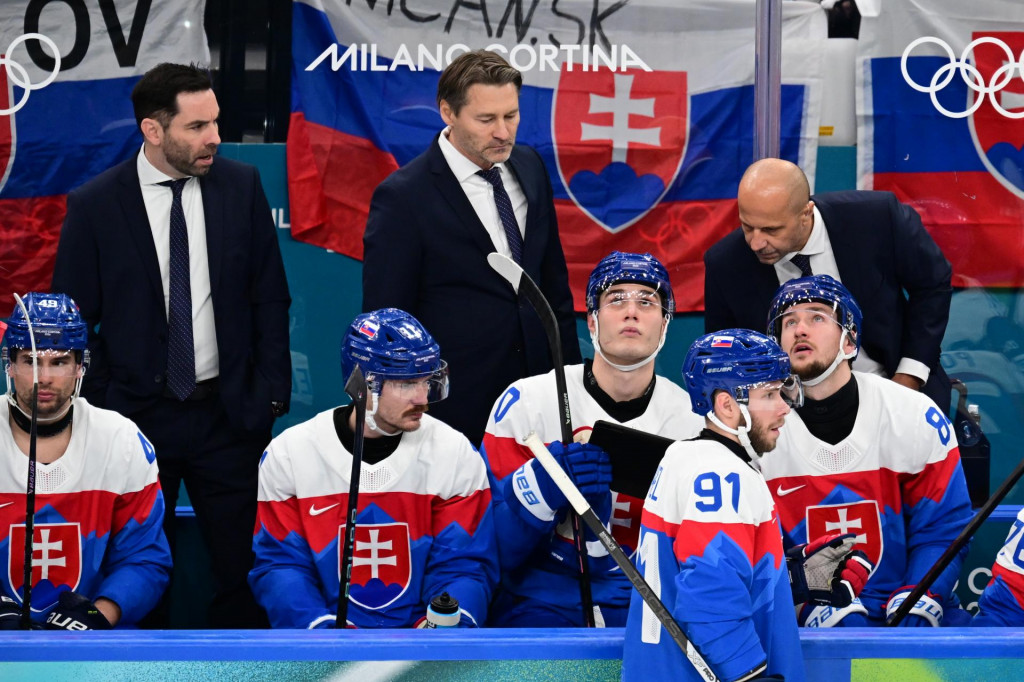 Slovensk&iacute; hokejisti zľava Samuel Tak&aacute;č, Milo&scaron; Kelemen, Juraj Slafkovsk&yacute;, Mat&uacute;&scaron; Sukeľ, Pavol Regenda, v pozad&iacute; sprava asistent tr&eacute;nera J&aacute;n Pardav&yacute;, hlavn&yacute; tr&eacute;ner Vladim&iacute;r Orsz&aacute;gh a jeho asistent Todd Woodcroft. FOTO: TASR/Jaroslav Nov&aacute;k