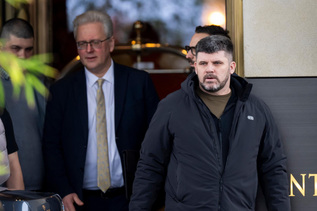 N&aacute;čeln&iacute;k gener&aacute;lneho &scaron;t&aacute;bu Ukrajiny Andrij Hnatov odch&aacute;dza z hotela Interkontinental po skončen&iacute; ďal&scaron;ieho kola mierov&yacute;ch rokovan&iacute; medzi Ukrajinou a Ruskom v Ženeve v stredu 18. febru&aacute;ra. FOTO: TASR/AP
