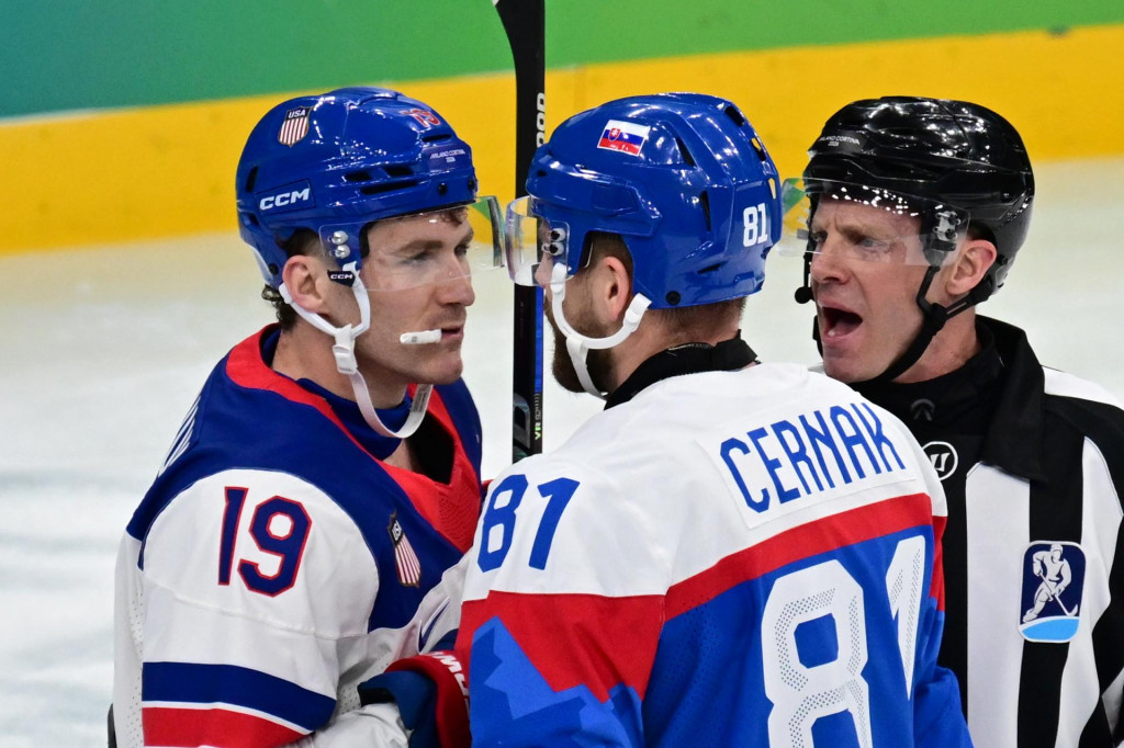 Sprava Erik Čern&aacute;k (Slovensko) a Matthew Tkachuk (USA) v slovnej v&yacute;mene v semifin&aacute;lovom z&aacute;pase v ľadovom hokeji USA - Slovensko na zimn&yacute;ch olympijsk&yacute;ch hr&aacute;ch 2026 v Mil&aacute;ne. FOTO: TASR/Jaroslav Nov&aacute;k