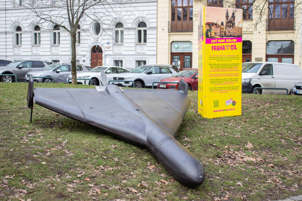 Podobn&aacute; maketa dronu typu &Scaron;&aacute;hid umiestnen&aacute; na N&aacute;mest&iacute; Kinsk&yacute;ch v Prahe. FOTO: TASR/Barbora Vizv&aacute;ryov&aacute;
