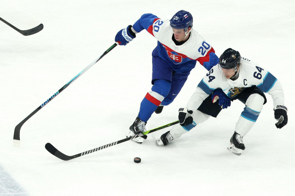 Juraj Slafkovsk&yacute; zo Slovenska v akcii s Mikaelom Granlundom z F&iacute;nska. FOTO: Reuters